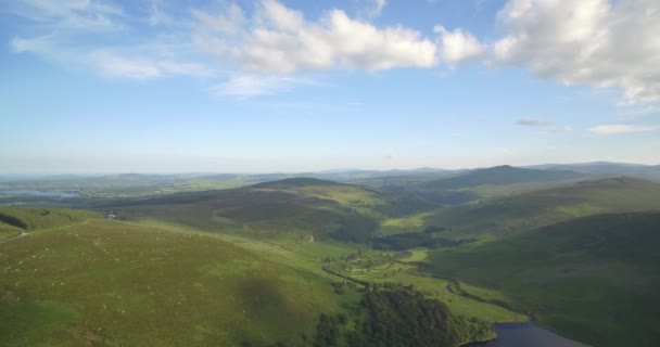 Antenn, Lough Tay sjön vid Luggala, County Wicklow, Ireland — Stockvideo