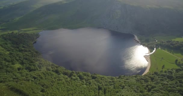 エアリアル、Luggala、ウィックロー州、アイルランドで湖 Tay 湖 — ストック動画