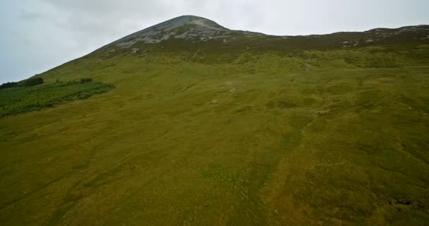 Powietrza wokół Croagh Patrick, hrabstwie Mayo, Irlandia — Wideo stockowe