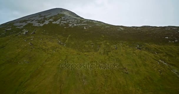 Luchtfoto rond Croagh Patrick, County Mayo, Ierland — Stockvideo