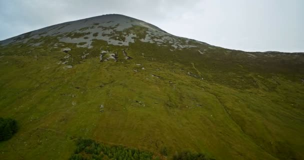 Flygfoto runt Croagh Patrick, County Mayo, Irland — Stockvideo