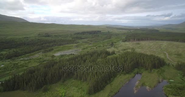 Flygfoto runt Tawnyard Lough, County Mayo, Ireland - ursprunglig Version — Stockvideo