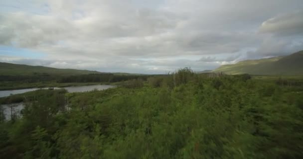 Luchtfoto rond Tawnyard Lough, County Mayo, Ierland - Native versie — Stockvideo