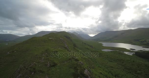 Flygfoto runt Tawnyard Lough, County Mayo, Ireland - ursprunglig Version — Stockvideo