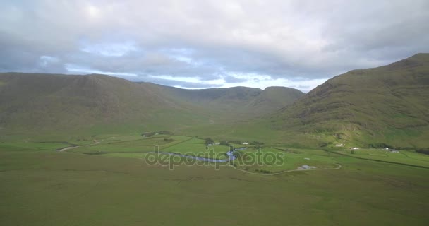 Antény kolem Tawnyard Lough, hrabství Mayo, Irsko - nativní verze — Stock video