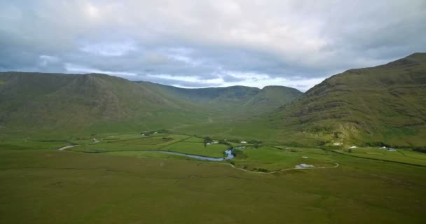 Luchtfoto rond Tawnyard Lough, County Mayo, Ierland — Stockvideo