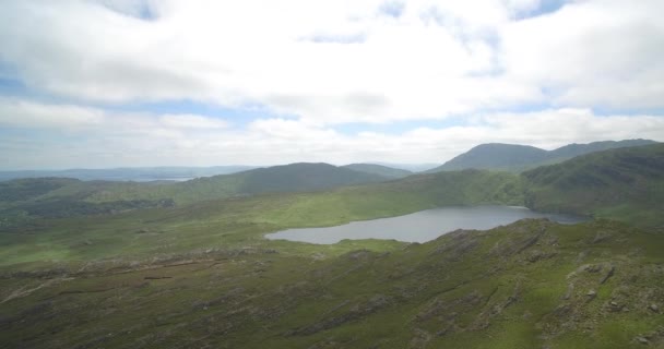 Εναέρια, λίμνη κριθάρι, κομητεία Κορκ της Ιρλανδίας - εγγενή έκδοση — Αρχείο Βίντεο