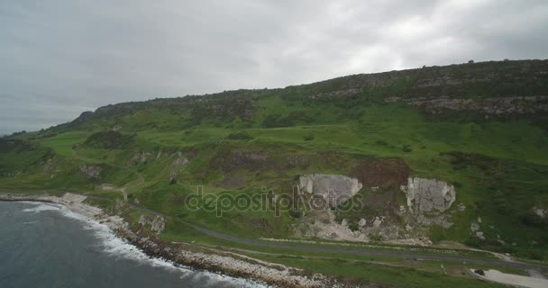 Antena, Coast Road, przybrzeżna lina, Irlandii Północnej - natywną wersję — Wideo stockowe