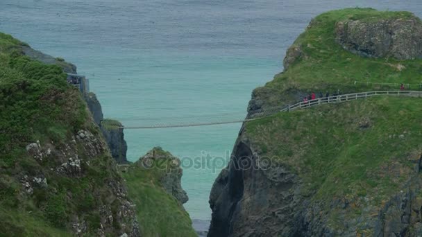 Carrick-A-Rede Rope Bridge, Nordirland - graderad Version — Stockvideo