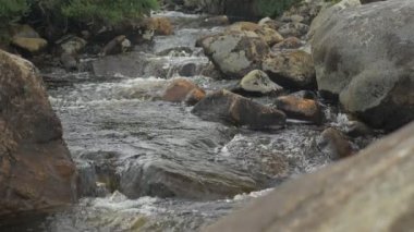 Zehir Glen Köprüsü, Devlin nehir, County Donegal, İrlanda - yerli versiyonu, gerçek 200fps Slowmo akışı