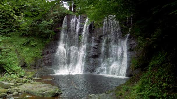 Glenariff waterval, Noord-Ierland - ingedeeld versie, echte 200fps Slowmo — Stockvideo