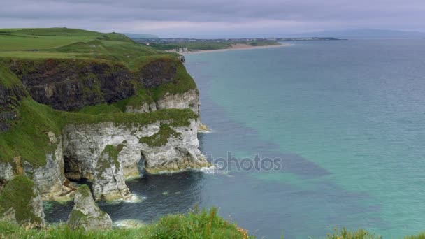 Βράχια κατά την άποψη του Magheracross, Βόρεια Ιρλανδία - βαθμολογείται έκδοση — Αρχείο Βίντεο