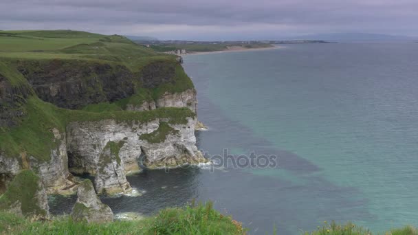 Cliffs At Magheracross szempontból, Észak-Írország - natív verzió — Stock videók