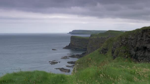 Cliffs At Magheracross szempontból, Észak-Írország - natív verzió — Stock videók