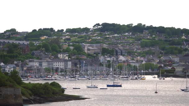 De haven van Kinsale, County Cork, Ierland - getrapte versie — Stockvideo