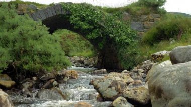 Zehir Glen Köprüsü, Devlin nehir, County Donegal, İrlanda - kademeli sürüm