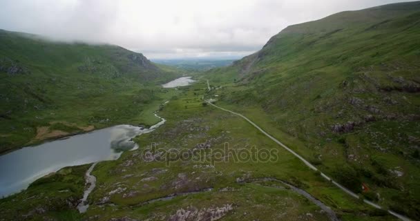 Antenowe, trucizny Glen i Dunlewey ruiny kościoła, hrabstwa Mayo, Irlandia - wersja stopniem — Wideo stockowe