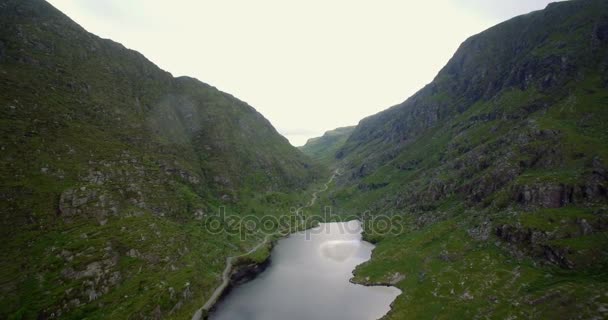 Luchtfoto, vergif Glen en Dunlewey kerk ruïne, County Mayo, Ierland - getrapte versie — Stockvideo