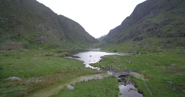 Antenne, Gap van Dunloe, County Kerry, Ierland - Native versie — Stockvideo