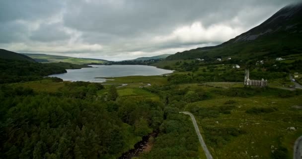 航空、毒グレンと Dunlewey 教会の遺跡、郡メイヨー、アイルランド - 傾斜バージョン — ストック動画