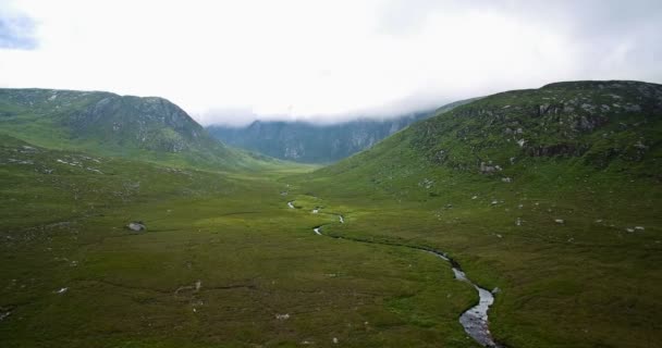 Antenn, gift Glen och Dunlewey kyrkoruin, County Mayo, Irland - graderad Version — Stockvideo