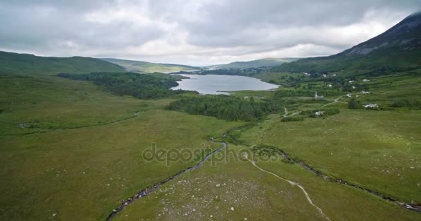 Antenowe, trucizny Glen i Dunlewey ruiny kościoła, hrabstwa Mayo, Irlandia - wersja stopniem — Wideo stockowe