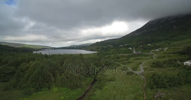 Luchtfoto, vergif Glen en Dunlewey kerk ruïne, County Mayo, Ierland - Native versie — Stockvideo