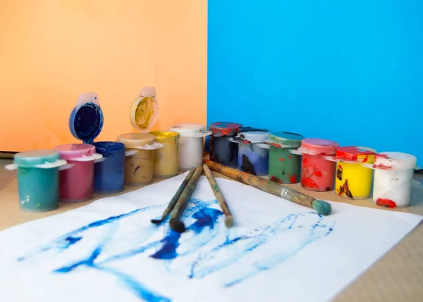 Paleta Farb Gwasz Jasnopomarańczowym Niebieskim Tle Rozmytymi Frędzlami Pierwszoplanowymi — Zdjęcie stockowe