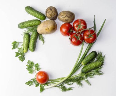 Taze sebze, salatalık, domates, dereotu, maydanoz, soğan.