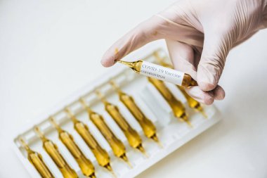 Coronavirus aşısı bir doktorun elinde. 2019-NCov aşısı. Sağlık / Tıbbi Koronavirüs Konsepti