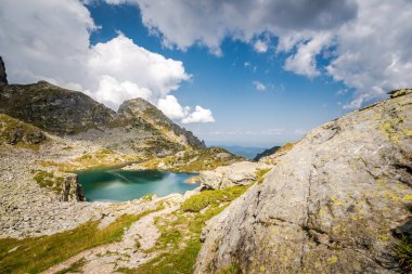 Güzel bir dağ manzarası, güneşli bir günde bir dağ gölü. Çok güzel manzaralar var. Rila Dağı, Bulgaristan. Seyahat / yürüyüş konsepti.
