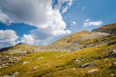 Güneşli bir yaz gününde güzel bir dağ manzarası. Rila Dağı, Bulgaristan. Yürüyüş / yürüyüş kavramı.