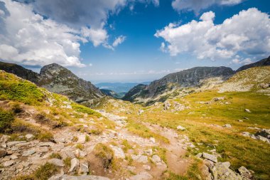 Güneşli bir yaz gününde güzel bir dağ manzarası. Rila Dağı, Bulgaristan. Yürüyüş / yürüyüş kavramı.