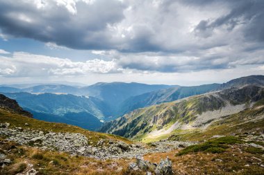 Güneşli bir yaz gününde güzel bir dağ manzarası. Rila Dağı, Bulgaristan. Yürüyüş / yürüyüş kavramı.