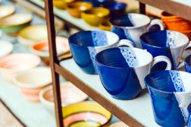 Güzel el yapımı çanak çömlek ve kaseler. Sanat / zanaat kavramı.