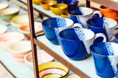 Güzel el yapımı çanak çömlek ve kaseler. Sanat / zanaat kavramı.