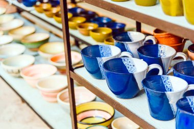 Güzel el yapımı çanak çömlek ve kaseler. Sanat / zanaat kavramı.