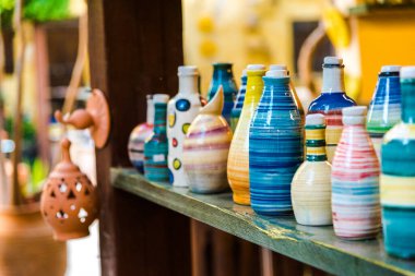 Güzel el yapımı çömlek şişeleri. Sanat / zanaat kavramı.