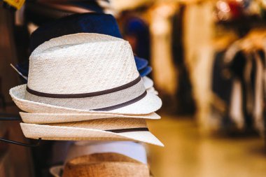 Uniseks saman unisex şapkalarının çeşitliliği. Aksesuar dükkanı.