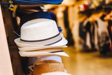 Uniseks saman unisex şapkalarının çeşitliliği. Aksesuar dükkanı.