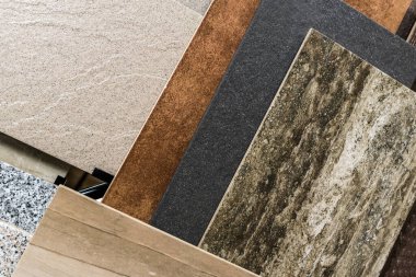 Döşeme gibi ahşap çeşitliliği. Döşeme için sahte tahta parçaları. Bir iç mağazada zemin kaplaması / döşemesi çeşitleri.