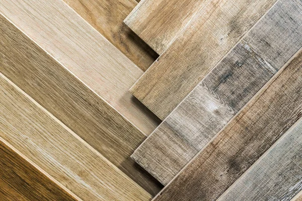 タイルのような木製の様々な 床のための偽の木製のタイルのサンプル 店内の床積層板 タイルの盛り合わせ — ストック写真