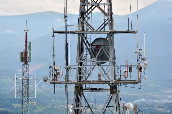 Base station for mobile network with antennas.