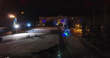Havadan görünümü akıllı Noel ağacı kare gece şehir üzerinde duruyor