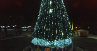Havadan görünümü akıllı Noel ağacı kare gece şehir üzerinde duruyor