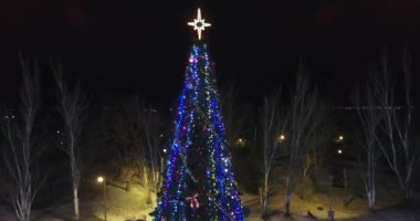 Havadan görünümü akıllı Noel ağacı kare gece şehir üzerinde duruyor