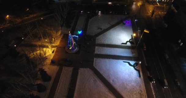 Vista aérea árvore de Natal inteligente fica na cidade noite quadrada — Vídeo de Stock