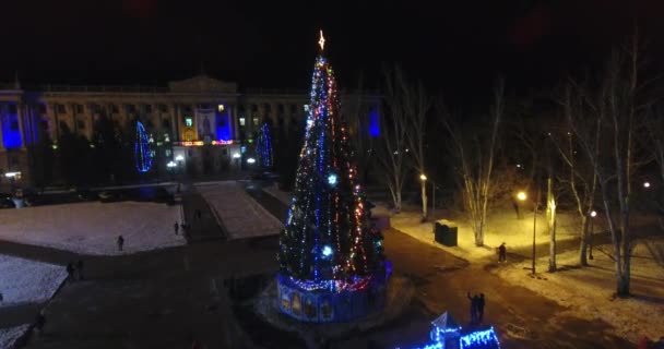 Vista aérea árvore de Natal inteligente fica na cidade noite quadrada — Vídeo de Stock