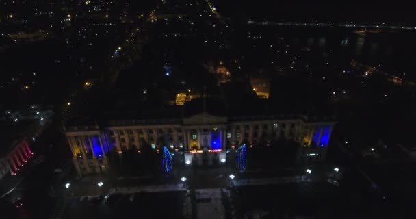 Noite aérea iluminada vista cityscape de ruas da cidade de rolamento de férias — Vídeo de Stock