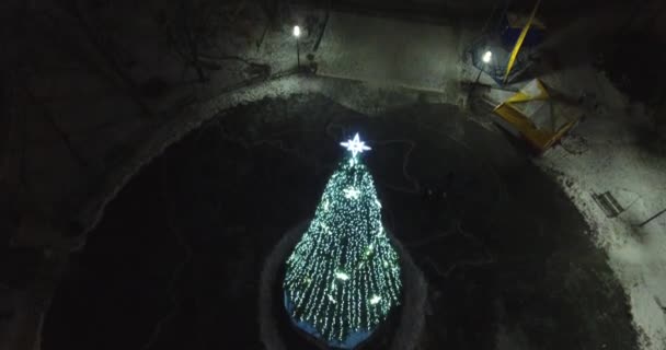 Αεροφωτογραφία smart χριστουγεννιάτικο δέντρο στέκεται στην πλατεία νύχτα πόλη — Αρχείο Βίντεο